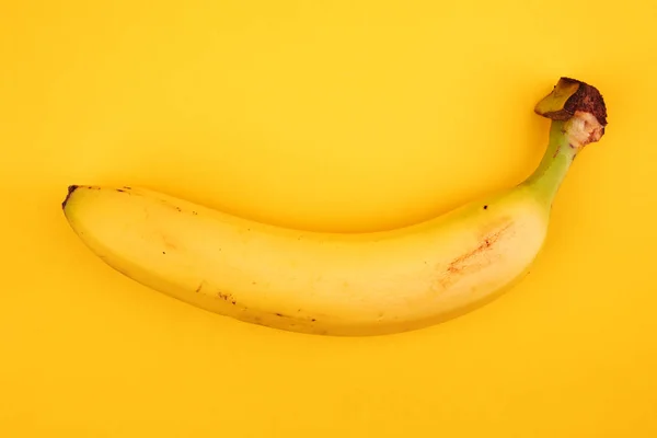 Banana Fresca Isolada Fundo Amarelo — Fotografia de Stock