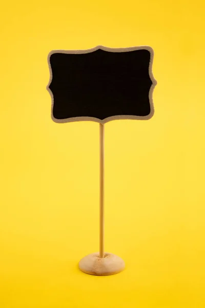 Pequeno Chalkboard Isolado Fundo Amarelo — Fotografia de Stock
