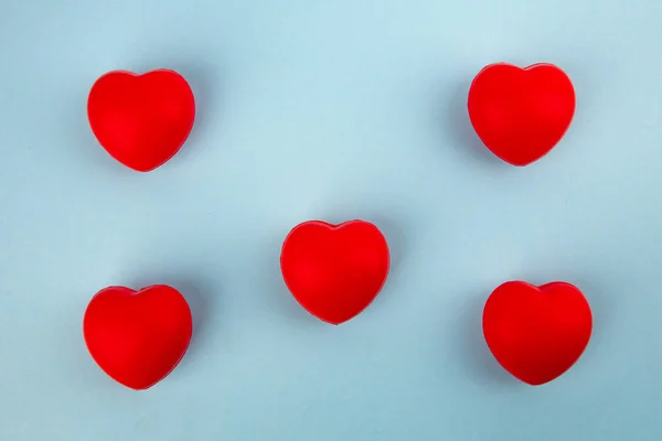 Işık Kırmızı Dekoratif Kalpler Arka Plan Mavi — Stok fotoğraf