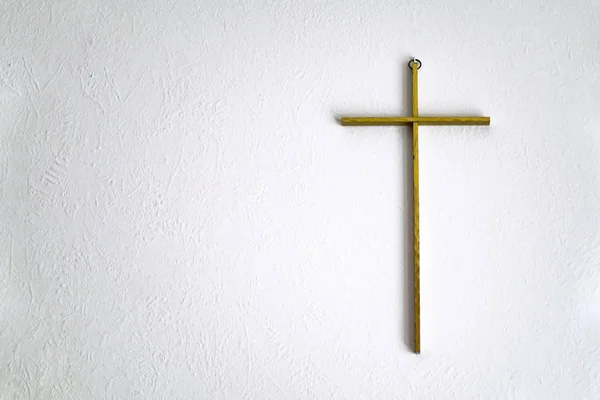 Holzkreuz Hängt Einer Weißen Wand Wohnzimmer — Stockfoto