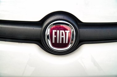 Yağmur damlaları ile Fiat Logo