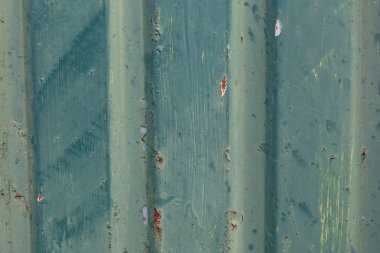 Eski yeşil oluklu levha demir