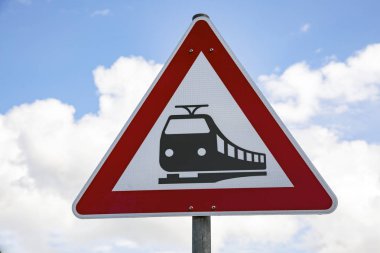 Dikkat tramvay işareti