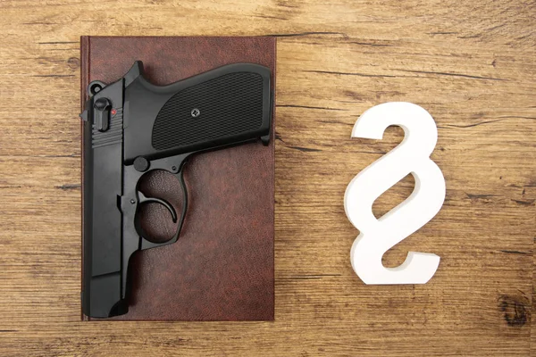 Символ абзацу з пістолетом 9 мм — стокове фото