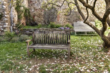 Verandadaki ahşap bank.