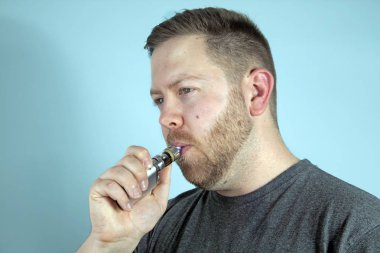 E- sigara içen genç adam.