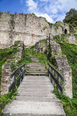 Tarihi kale harabesinden giriş