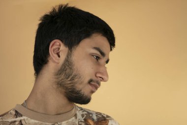 Arkadaş canlısı genç adam.