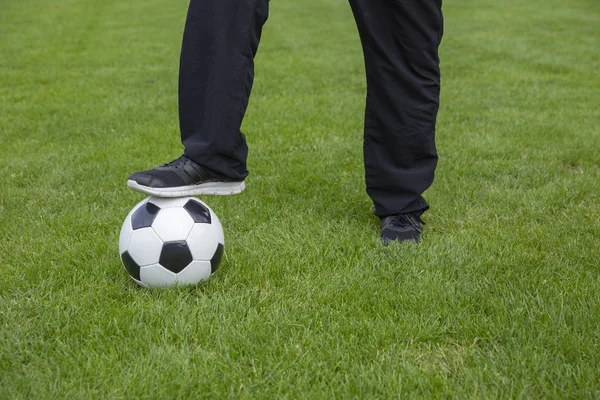 Pernas com bola de futebol — Fotografia de Stock
