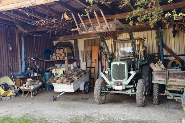 棚子里的旧拖拉机 — 图库照片