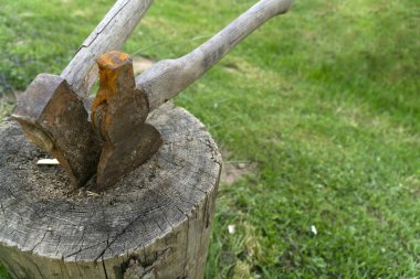 İki eski paslı Axes 