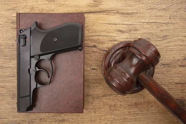 Černá pistole s kodexem práva — Stock fotografie