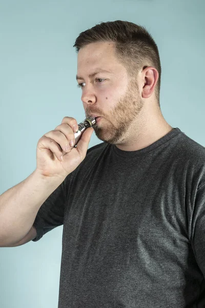 Junger Mann beim Dampfen einer E-Zigarette — Stockfoto