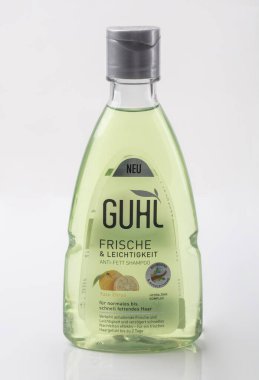 WETZLAR, Almanya 2020 _ 04 _ 11: Beyaz zemin üzerinde Plastik Şişe GUHL saç şampuanı. GUHL IKEBANA GMBH, KAO GROUP Şirketi bir Alman ürünüdür..