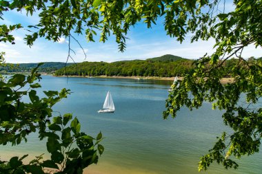 Kuzey Hesse Almanya 'da yaz mevsiminde Edersee