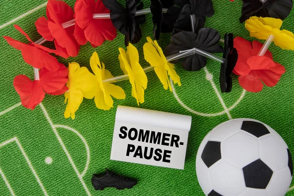 ドイツ語で夏休みを意味します ドイツの国旗とカレンダーの色の花のネックレスとサッカーボール — ストック写真