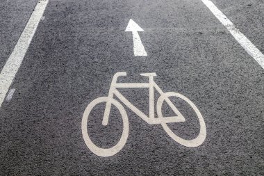 Asfalt üzerinde beyaz ok olan bisiklet işareti yolu 