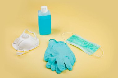 Parlak arka planda Coronavirus koruma malzemeleri
