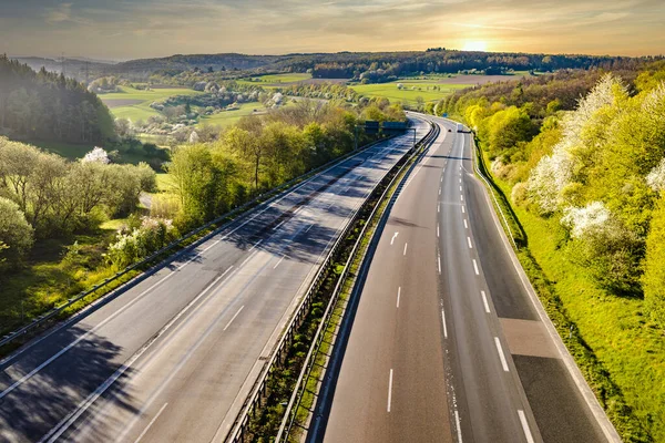 Autobahnin Maisema Saksassa Kesällä — kuvapankkivalokuva