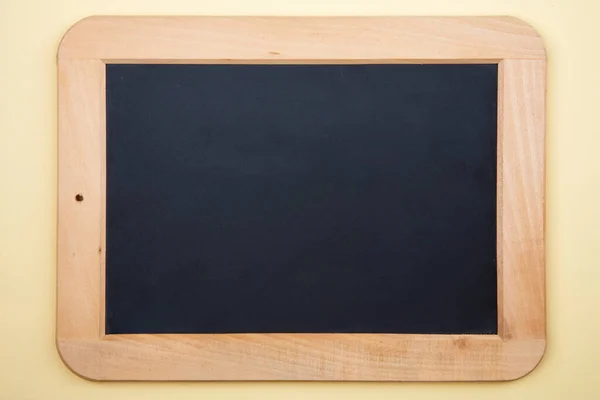 黄色の背景で装飾的なBlackboard — ストック写真