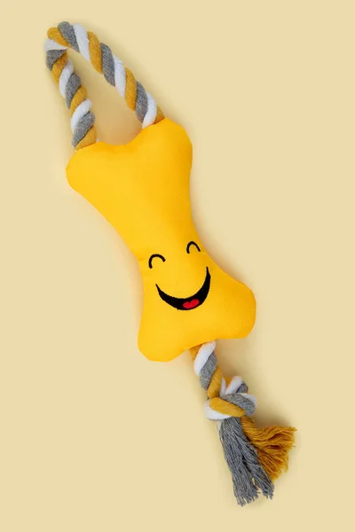 Brinquedo Engraçado Cão Fundo Amarelo — Fotografia de Stock