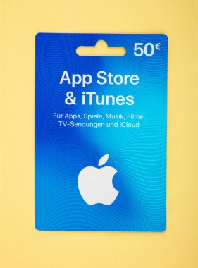 WETZLAR, Almanya - 2020-06-05: App Store & iTunes Hediye Kartı Elma uygulaması mağazası için kredi kartı.