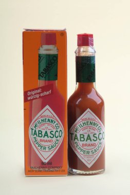 Wetzlar, Almanya 2020-06-11: Bir şişe sıcak McILHENNY Co TABASCO. TABASCO soslar için tescilli bir markadır.
