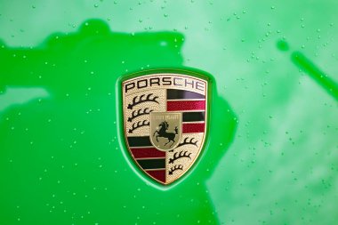 Wetzlar, Almanya 2020 _ 06 _ 11: Ayrıntılı Porsche Logosu. Porsche AG, Ferdinand Porsche tarafından kurulan Alman otomobil üreticisi. .