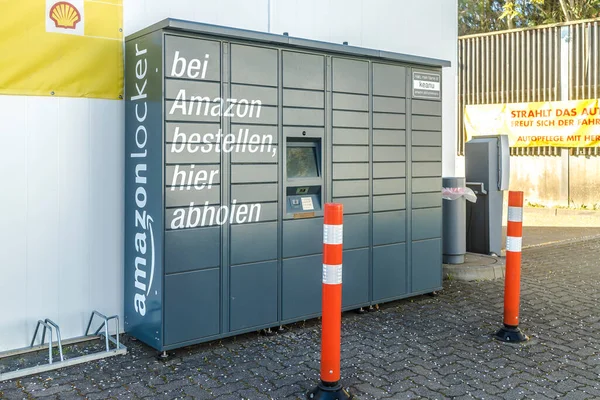 Germany Wetzlar 2020 对于Amazon Locker 您可以选择将订单送到Amazon De带有自助储物柜的皮卡 — 图库照片