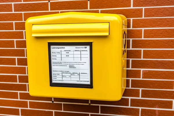 Oberkleen Niemcy 2020 Żółta Skrzynka Pocztowa Bundespost Wisząca Fasadzie Domu — Zdjęcie stockowe