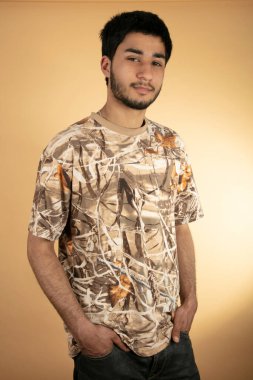 Bej arka planda duran genç adam