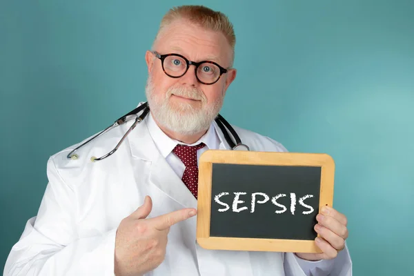 Doctor Con Anteojos Sosteniendo Pizarra Blanco Sobre Fondo Azul —  Fotos de Stock