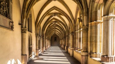 TRIER, Almanya - 13 Eylül 2019: Trier Katedrali St. Peter sadece Almanya 'nın en eski kilisesi değil, aynı zamanda manastır da bu dönemde inşa edilmiştir..