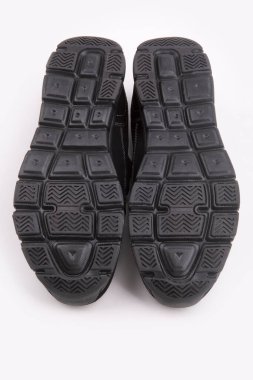 Beyaz arkaplanda iki siyah ayakkabı tabanı