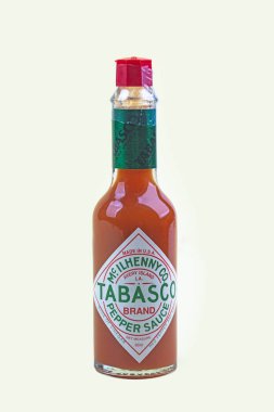 Wetzlar, Almanya 2020-06-11: Bir şişe sıcak McILHENNY Co TABASCO. TABASCO soslar için tescilli bir markadır.