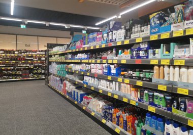 WETZLAR, Almanya - DEZEMBER 18 2019: Kozmetik ürünlerle dolu koridor, bir ALDI indirimli süpermarket içi.