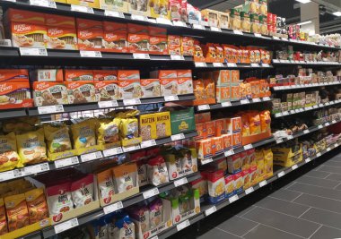 WETZLAR, ALMANY-DEZEMBER 18 2019: Gıda ürünleriyle dolu koridor, bir REWE indirimli süpermarketin içi. REWE Grubu bir Alman perakende ve turizm kooperatif grubudur.