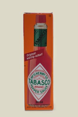Wetzlar, Almanya 2020-06-11: Bir şişe sıcak McILHENNY Co TABASCO. TABASCO soslar için tescilli bir markadır.