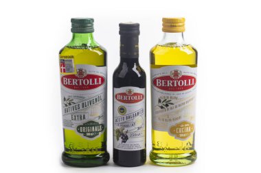 WETZLAR, GERMANY - 2020-08-19 BERTOLI dünya çapında zeytinyağı markaları arasında bir numara ve 40 'tan fazla ülkede mevcut..