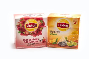 WETZLAR, ALMANY - 2020-08-19 Red Berries & Rhubarb ve black citrusTea kutusu. Stüdyo görüntüsü, beyaz arkaplanda izole.