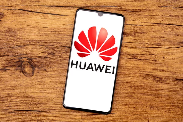 Wetzlar Németország 2020 Huawei Logo Mobiltelefon Képernyőn Felülnézet Fából Készült — Stock Fotó