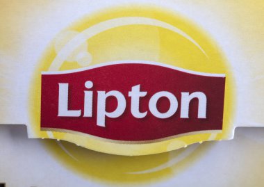 WETZLAR, ALMANY - 2020-08-19 Lipton Tea on a Box 'ten. Stüdyo görüntüsü, beyaz arkaplanda izole.