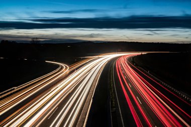 Geceleri Almanya 'da otobanda uzun süre görülmüş.