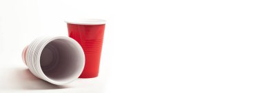 Beyaz arkaplanda izole edilmiş kırmızı plastik bardaklardan panoramica