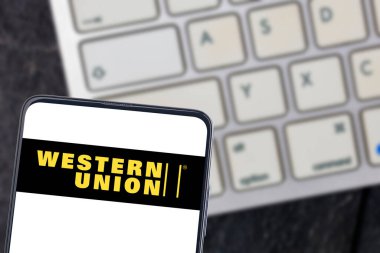 WETZLAR, ALMANY, 2019-02-08 WestERN BİRLİK logosu akıllı telefondan.