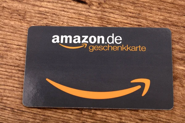 Wetzlar Germany 2020 Amazon Voucher Card Wood Background 아마존닷컴 Amazon — 스톡 사진