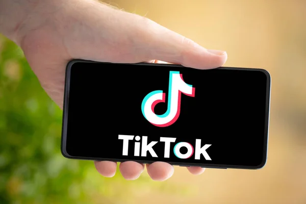 Wetzlar Alemania 2020 Esta Ilustración Foto Logotipo Tiktok Visto Teléfono — Foto de Stock