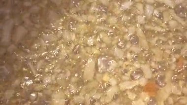 Cızırdayan sıcak sebze yağında kızartılmış beyaz soğan, bir sos için yumuşak fritto.