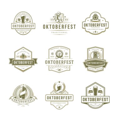 Oktoberfest etiketleri, rozetleri ve logolar bira Bayramı coşkuyla metin ayarla.