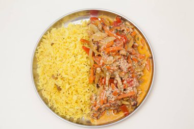 Basmati pilavı ve sebzeli tabak. 